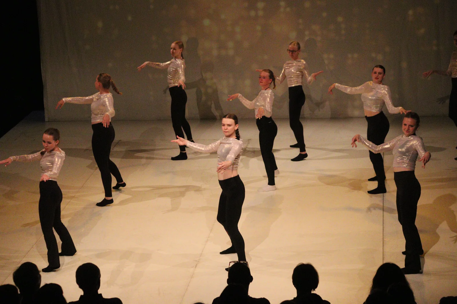 Tanečnice Contemporary a Jazz Dance 13+ při vystoupení