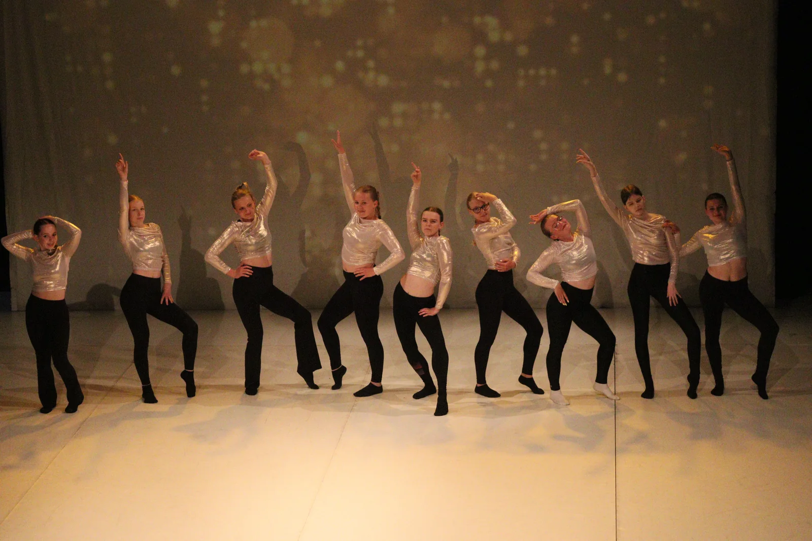 Tanečníci Contemporary a Jazz Dance 13+ ve společné choreografii