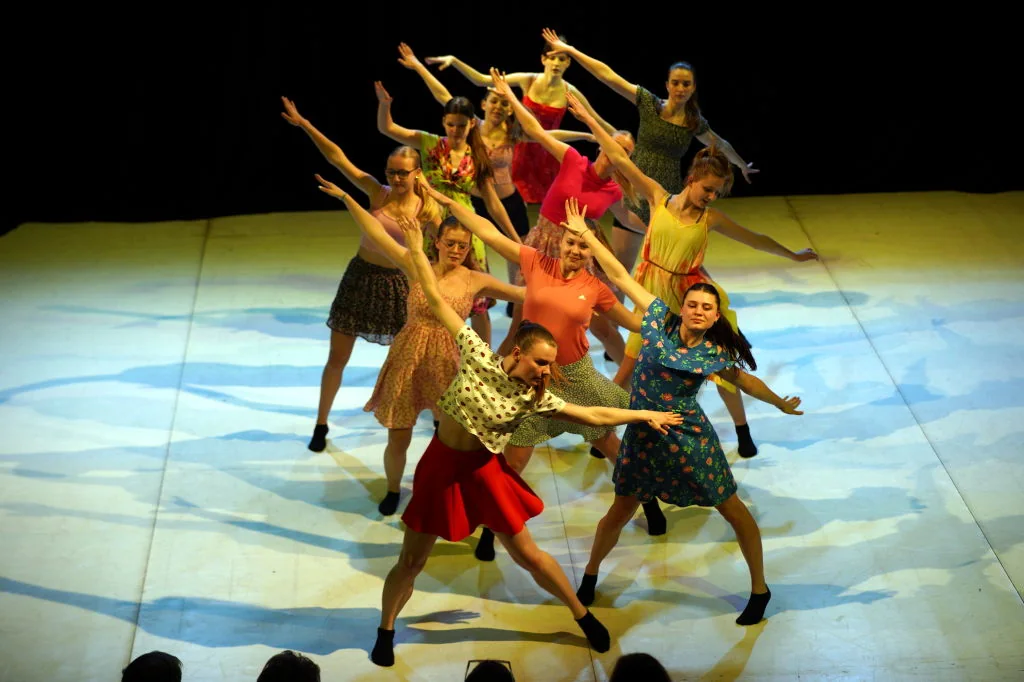 Tanečnice Contemporary a Jazz Dance při divadelním vystoupení