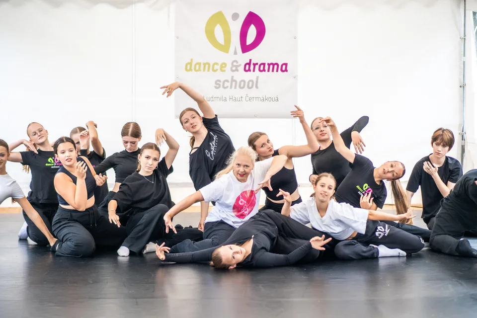 Tým Look Dance při společné choreografii